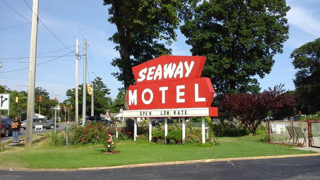 Seaway Motel Roosevelt Park Exterior photo