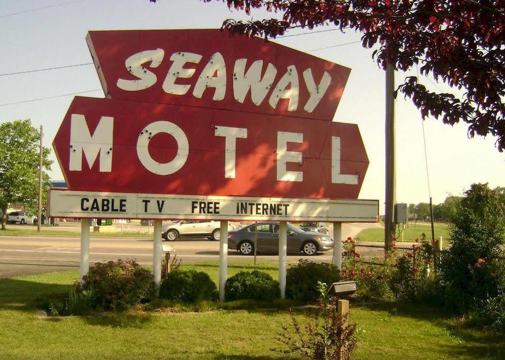 Seaway Motel Roosevelt Park Exterior photo